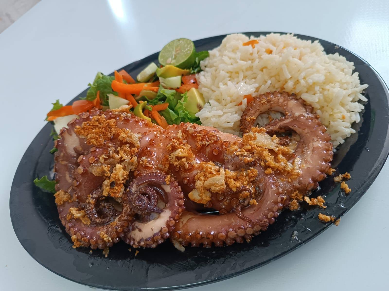 Mesa con ceviches, aguachiles y mariscos frescos de La Concha